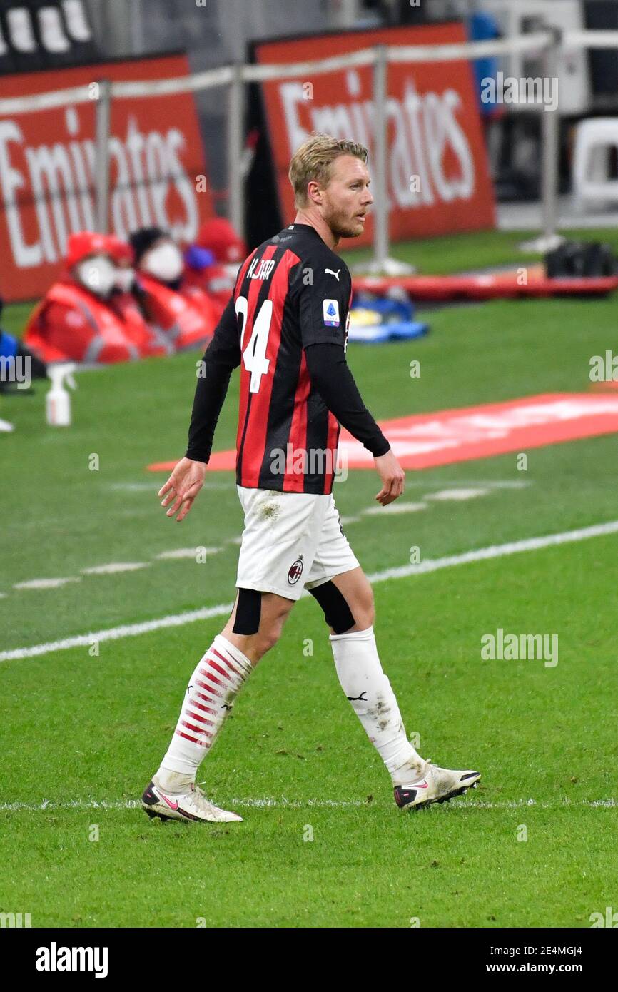 Milano, Italia. 23 gennaio 2021. Simon Kjaer (24) di AC Milan ha visto nella serie UNA partita tra AC Milan e Atalanta a San Siro a Milano. (Photo Credit: Gonzales Photo/Alamy Live News Foto Stock