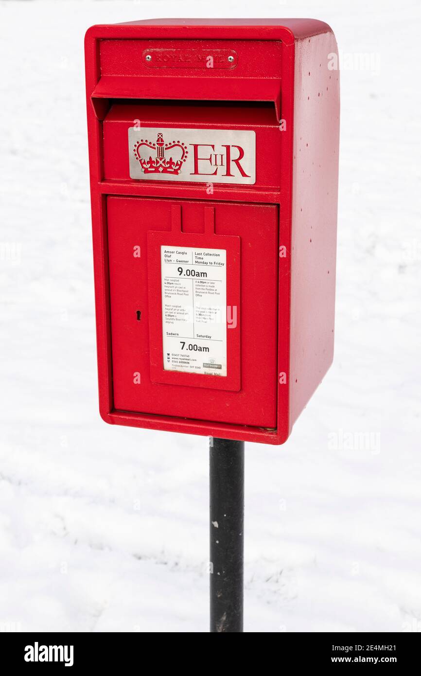 Casella postale Red Royal Mail nella neve Foto Stock