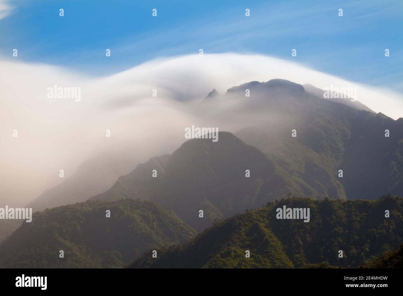 Nubi e nebbia che si sgonfano intorno a Volcan Baru, 3475 m, provincia di Chiriqui, Repubblica di Panama. Foto Stock