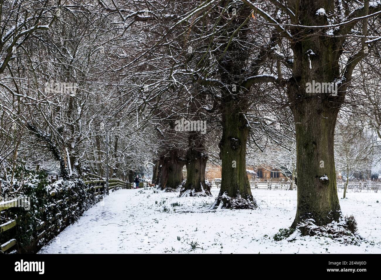 Un sentiero vicino a San Michele e Chiesa di tutti gli Angeli, Bugbrooke, nella neve Foto Stock