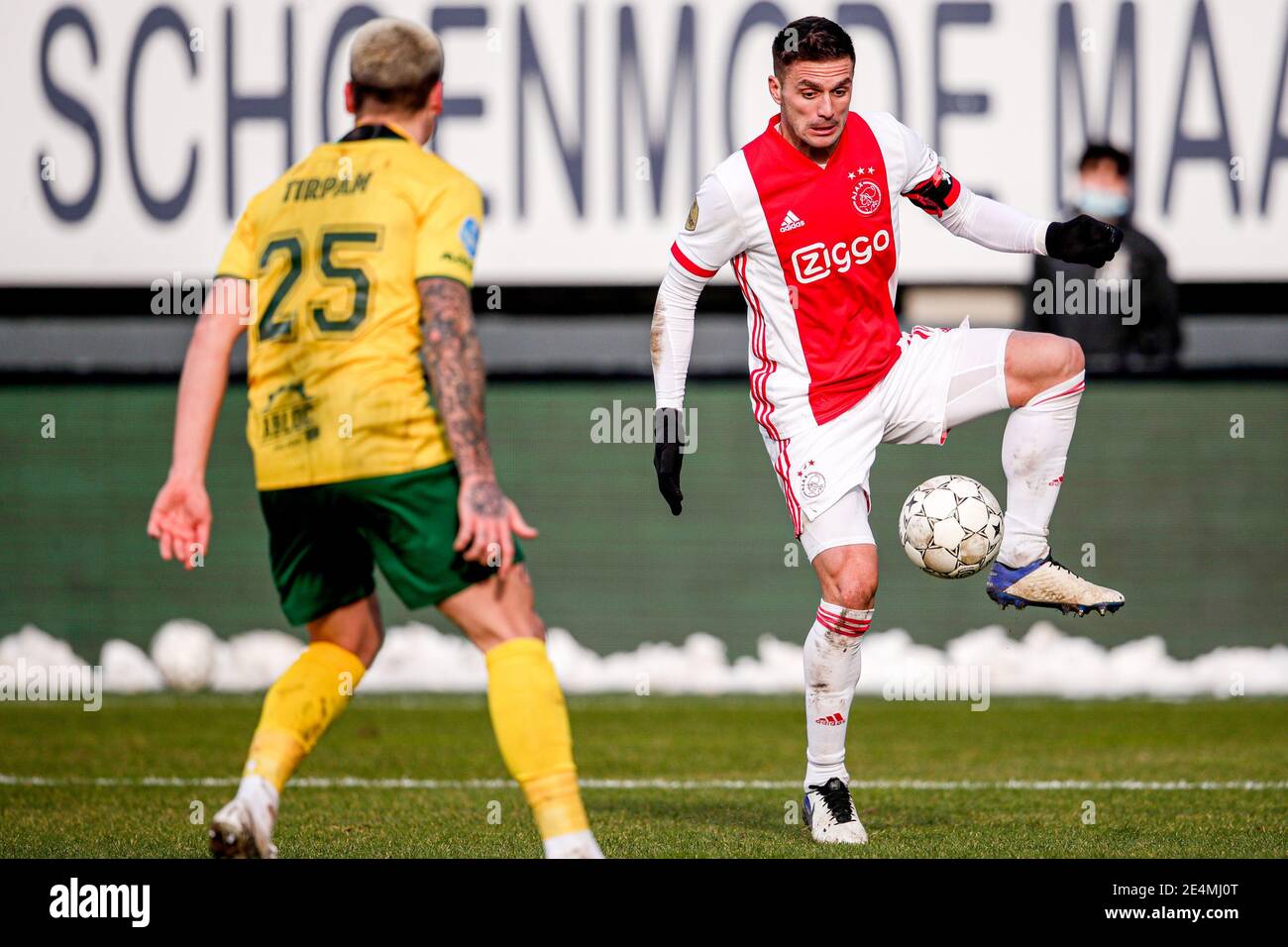 SITTARD, PAESI BASSI - GENNAIO 24: Dusan Tadic di Ajax durante la partita olandese di Eredivisie tra Fortuna Sittard e Ajax al Fortuna Sittard Stadiium il 24 gennaio 2021 a Sittard, Paesi Bassi (Foto di Broer van den Boom/Orange Pictures/Alamy Live News) Foto Stock
