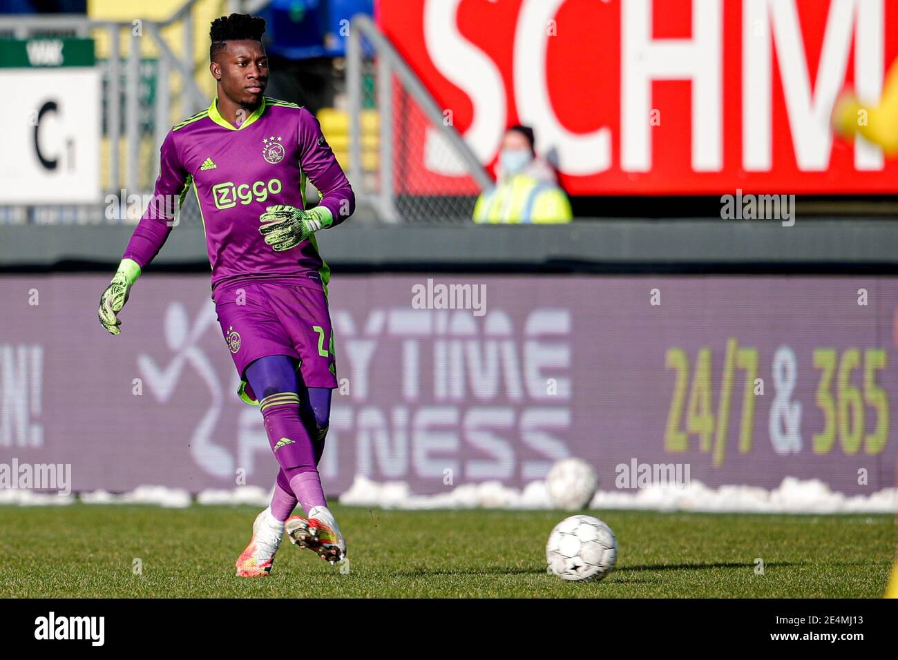 SITTARD, PAESI BASSI - GENNAIO 24: Andre Onana di Ajax durante la partita olandese di Eredivisie tra Fortuna Sittard e Ajax al Fortuna Sittard Stadiium il 24 gennaio 2021 a Sittard, Paesi Bassi (Foto di Broer van den Boom/Orange Pictures/Alamy Live News) Foto Stock