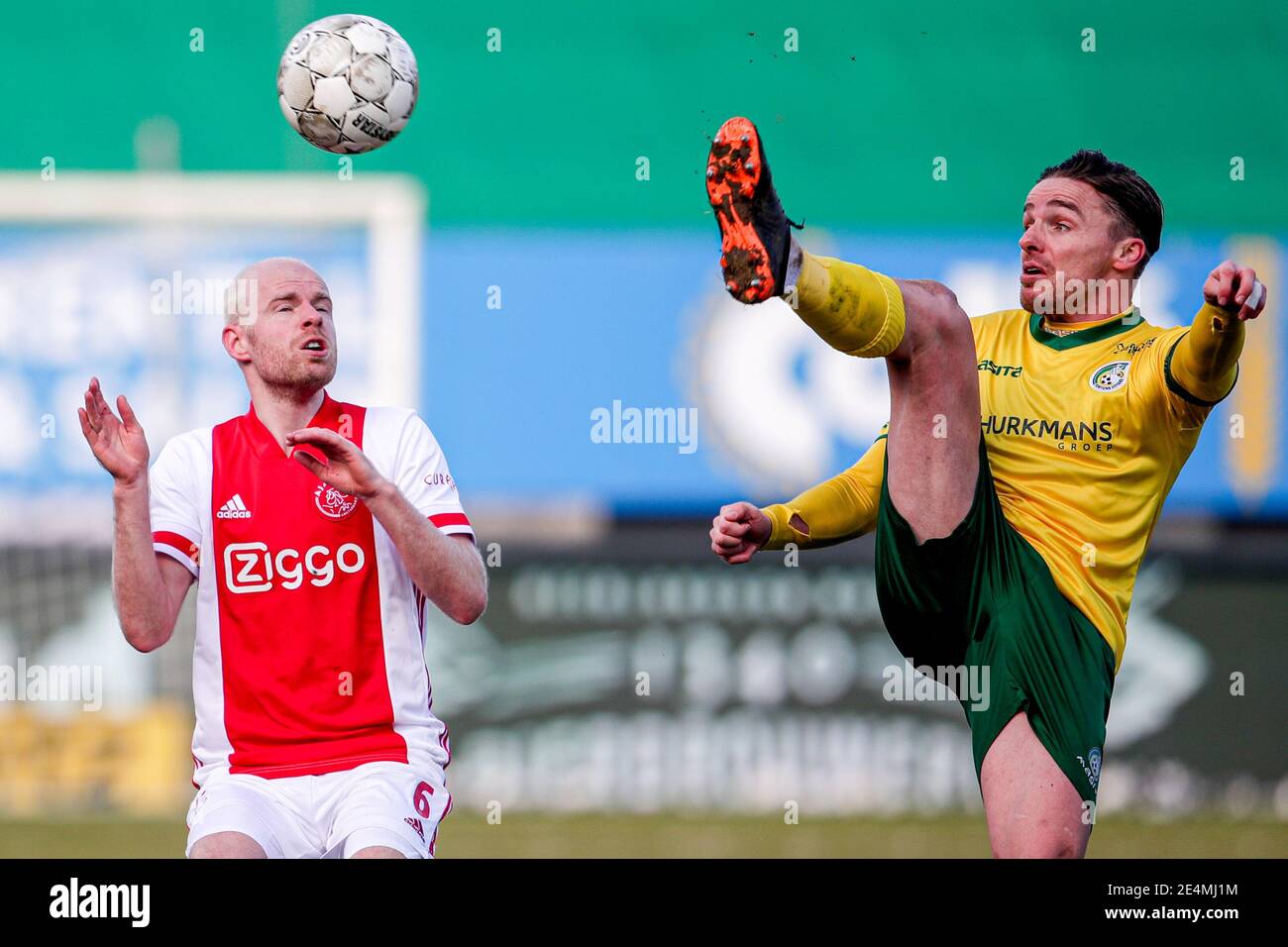 SITTARD, PAESI BASSI - GENNAIO 24: Davy Klaassen di Ajax, ben Rienstra di Fortuna Sittard durante la partita olandese di Eredivisie tra Fortuna Sittard e Ajax a Fortuna Sittard Stadiium il 24 gennaio 2021 a Sittard, Paesi Bassi (Foto di Broer van den Boom/Orange Pictures/Alamy Live News) Foto Stock