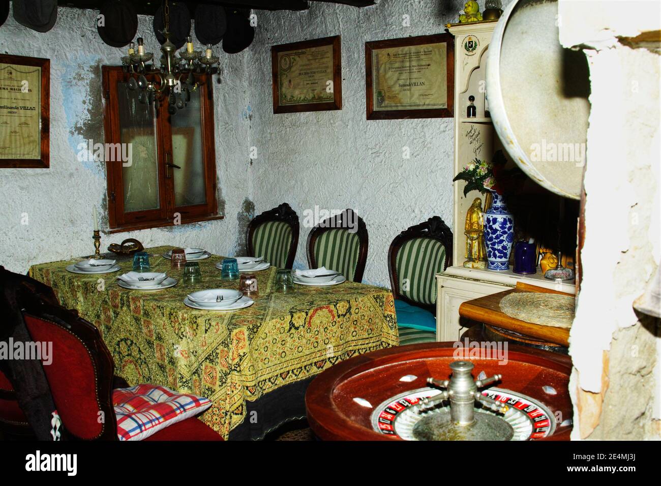 Vecchio soggiorno italiano, casa di Jackie, mobili antichi, tavolo layed out Foto Stock