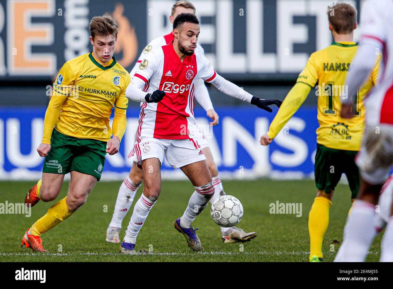 SITTARD, PAESI BASSI - GENNAIO 24: Fiammingo ziano di Fortuna Sittard, Noussir Mazraoui di Ajax durante la partita olandese di Eredivisie tra Fortuna Sittard e Ajax a Fortuna Sittard Stadiium il 24 gennaio 2021 a Sittard, Paesi Bassi (Foto di Broer van den Boom/Orange/Alamy Live News) Foto Stock