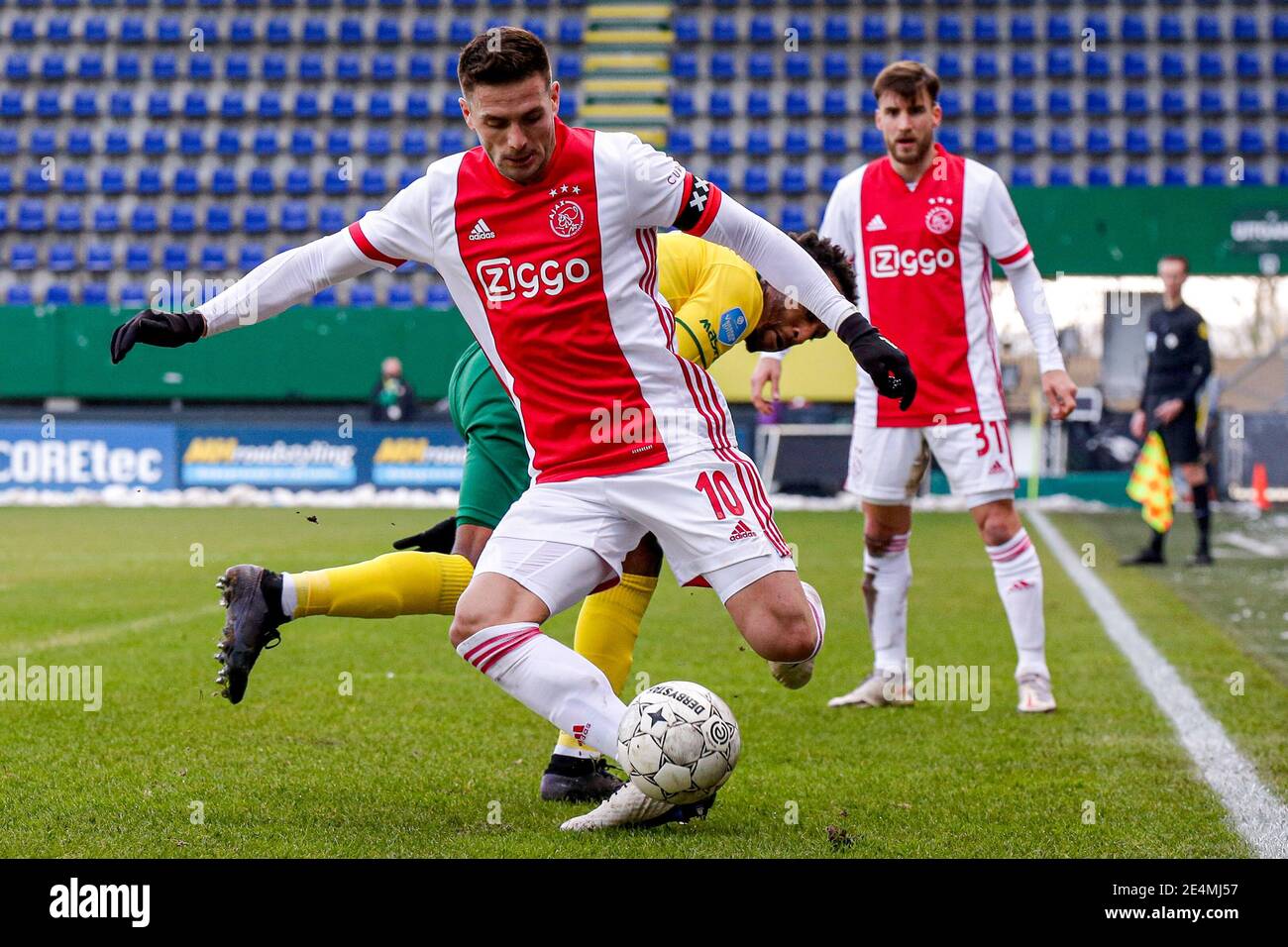 SITTARD, PAESI BASSI - GENNAIO 24: Dusan Tadic di Ajax durante la partita olandese di Eredivisie tra Fortuna Sittard e Ajax al Fortuna Sittard Stadiium il 24 gennaio 2021 a Sittard, Paesi Bassi (Foto di Broer van den Boom/Orange Pictures/Alamy Live News) Foto Stock