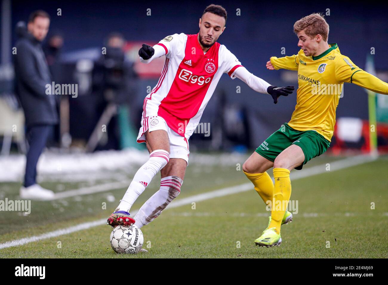 SITTARD, PAESI BASSI - GENNAIO 24: Noussir Mazraoui di Ajax, Emil Hansson di Fortuna Sittard durante la partita olandese Eredivisie tra Fortuna Sittard e Ajax a Fortuna Sittard Stadiium il 24 gennaio 2021 a Sittard, Paesi Bassi (Foto di Broer van den Boom/Orange Pictures/Alamy Live News) Foto Stock