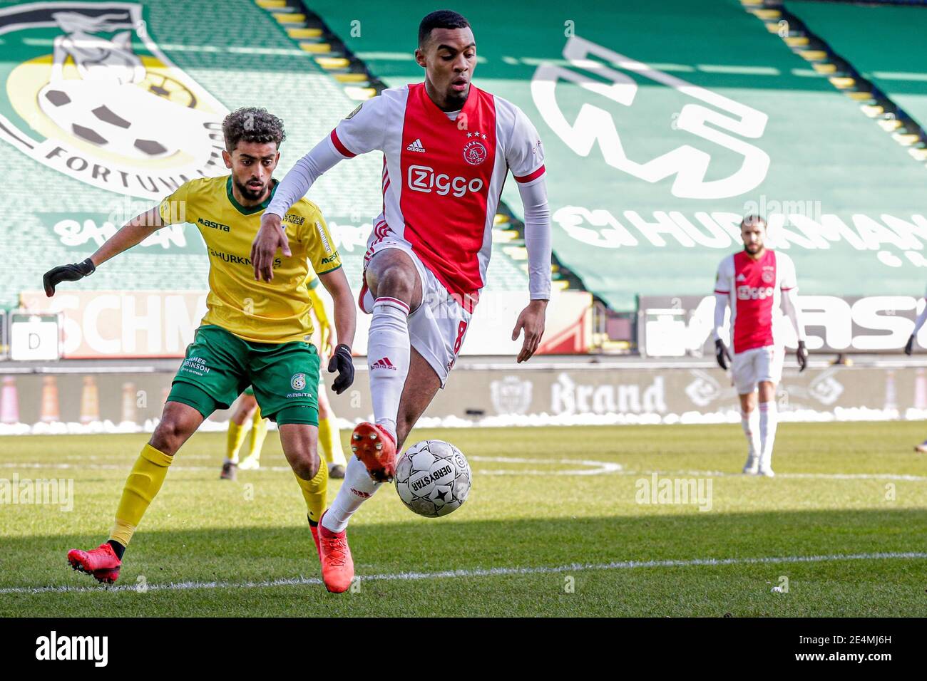 SITTARD, PAESI BASSI - GENNAIO 24: Tesfaldet Tekie di Fortuna Sittard, Ryan Gravenberch di Ajax durante la partita olandese di Eredivisie tra Fortuna Sittard e Ajax a Fortuna Sittard Stadiium il 24 gennaio 2021 a Sittard, Paesi Bassi (Foto di Broer van den Boom/Orange/Alamy Live News) Foto Stock