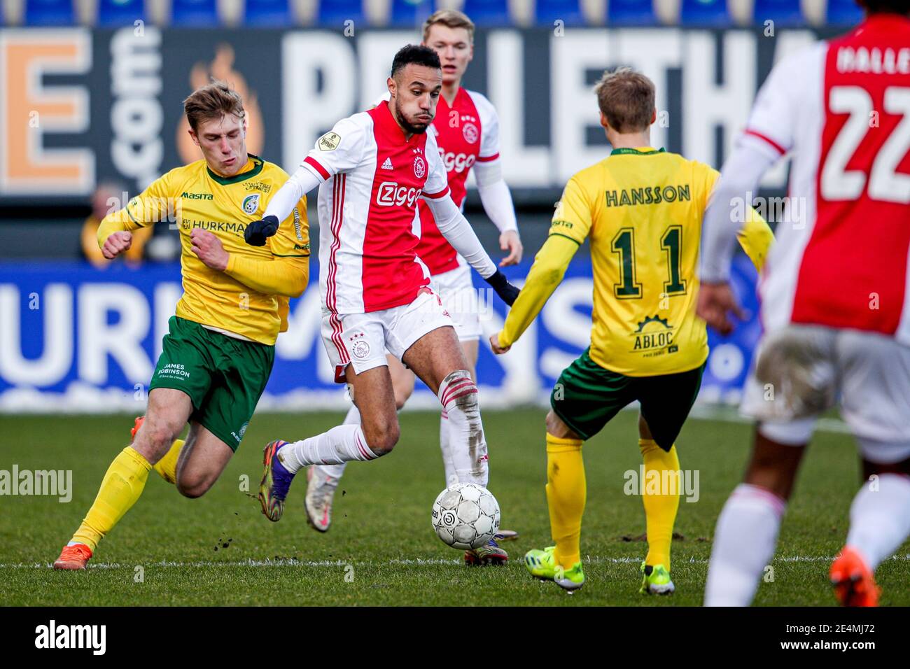 SITTARD, PAESI BASSI - GENNAIO 24: Fiammingo ziano di Fortuna Sittard, Noussir Mazraoui di Ajax durante la partita olandese di Eredivisie tra Fortuna Sittard e Ajax a Fortuna Sittard Stadiium il 24 gennaio 2021 a Sittard, Paesi Bassi (Foto di Broer van den Boom/Orange/Alamy Live News) Foto Stock