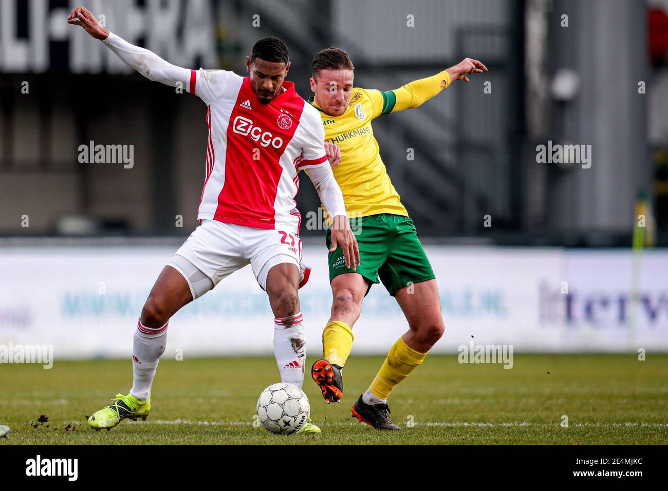 SITTARD, PAESI BASSI - GENNAIO 24: Sebastian Haller di Ajax, ben Rienstra di Fortuna Sittard durante la partita olandese Eredivisie tra Fortuna Sittard e Ajax a Fortuna Sittard Stadiium il 2021 gennaio 24 a Boom Sittard, Paesi Bassi (Foto di Broer van den/Orange Pictures/Alamy Live News) Foto Stock
