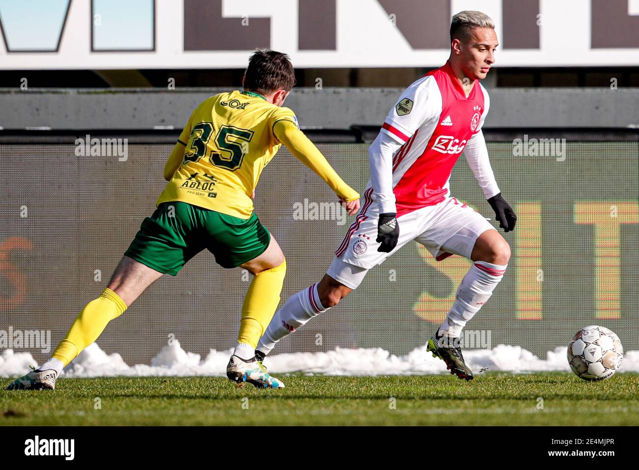SITTARD, PAESI BASSI - GENNAIO 24: George Cox di Fortuna Sittard, Antony dos Santos di Ajax durante la partita olandese Eredivisie tra Fortuna Sittard e Ajax a Fortuna Sittard Stadiium il 24 gennaio 2021 a Sittard, Paesi Bassi (Foto di Broer van den Boom/Orange Pictures/Alamy Live News) Foto Stock