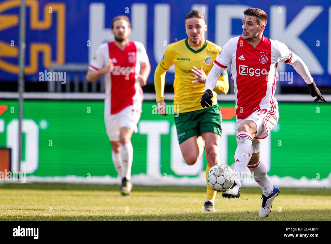 SITTARD, PAESI BASSI - GENNAIO 24: Dusan Tadic di Ajax durante la partita olandese di Eredivisie tra Fortuna Sittard e Ajax al Fortuna Sittard Stadiium il 24 gennaio 2021 a Sittard, Paesi Bassi (Foto di Broer van den Boom/Orange Pictures/Alamy Live News) Foto Stock