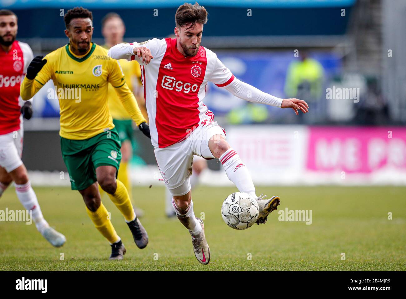 SITTARD, PAESI BASSI - GENNAIO 24: Lisandro Varela Semedo di Fortuna Sittard, Nicolas Tagliafico di Ajax durante la partita olandese Eredivisie tra Fortuna Sittard e Ajax a Fortuna Sittard Stadiium il 24 gennaio 2021 a Sittard, Paesi Bassi (Foto di Broer van den Boom/Orange Pictures/Alamy Live News) Foto Stock
