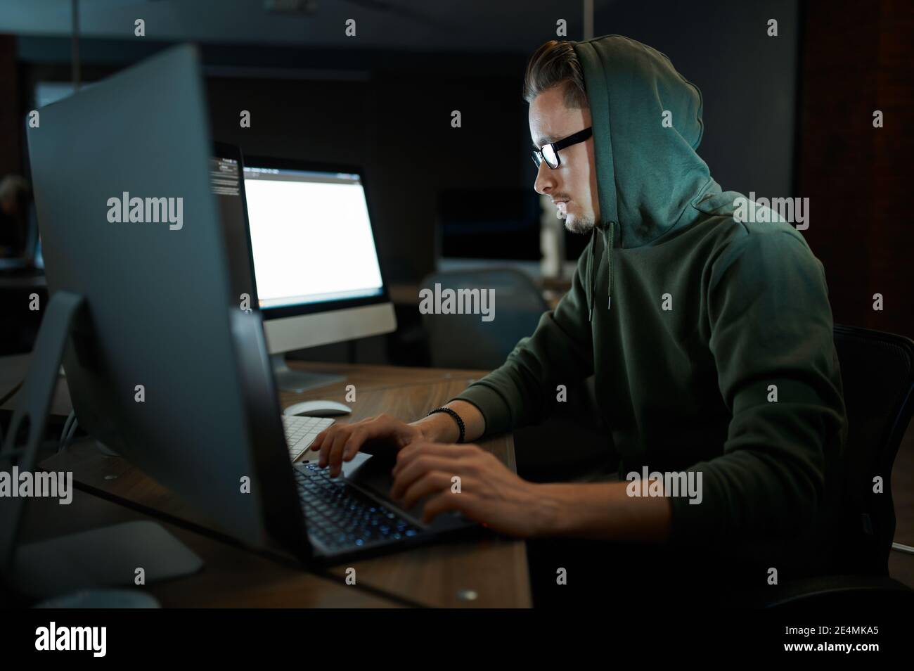 Uomo internet hacker in cappuccio e occhiali Foto Stock