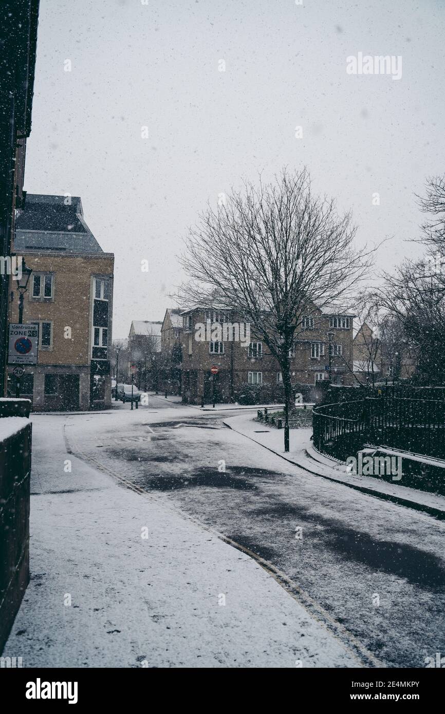 Richmond upon Thames, Londra | UK - 2021.01.24: West London Streets coevered in neve la domenica mattina Foto Stock