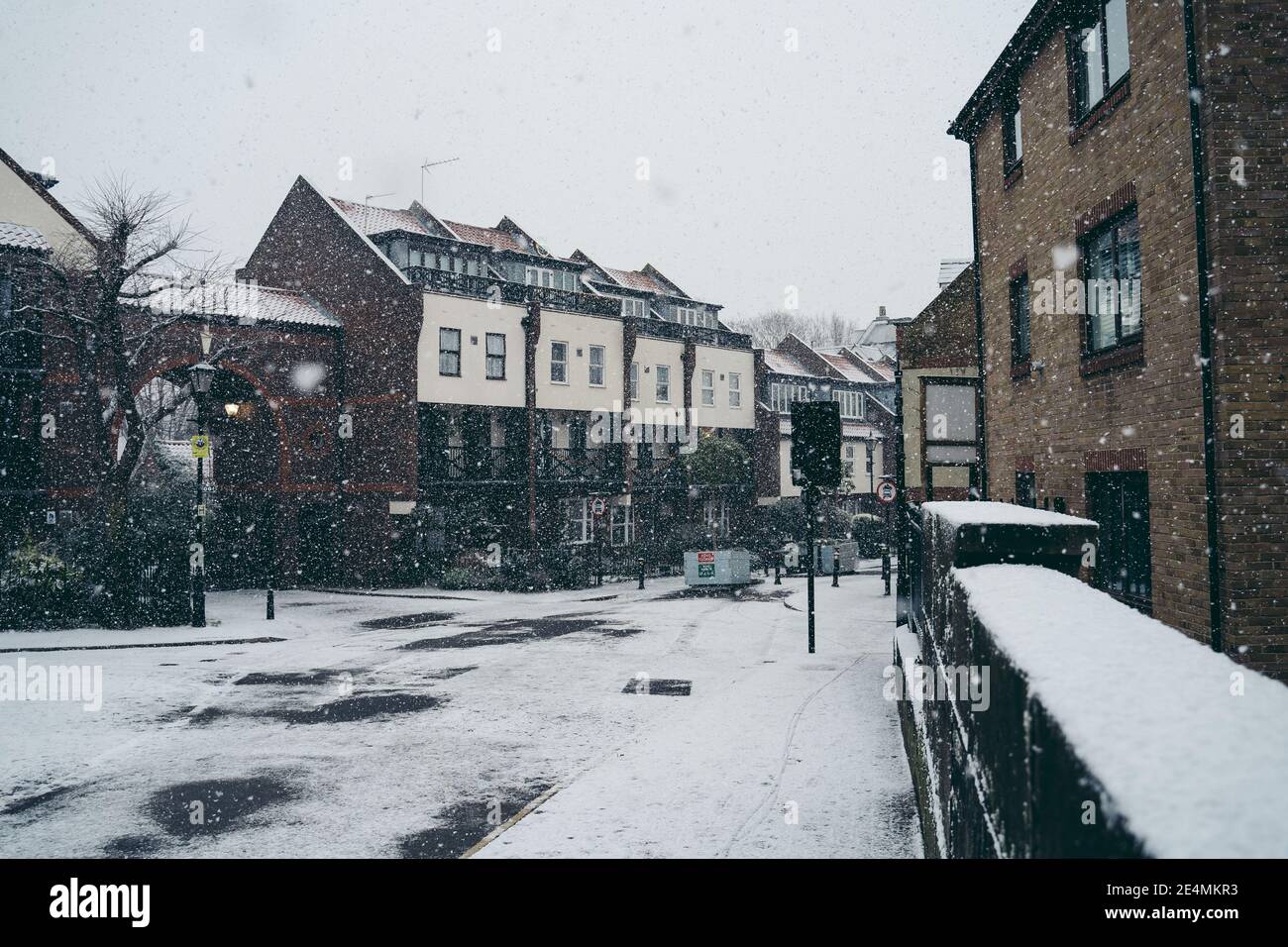 Richmond upon Thames, Londra | UK - 2021.01.24: West London Streets coevered in neve la domenica mattina Foto Stock