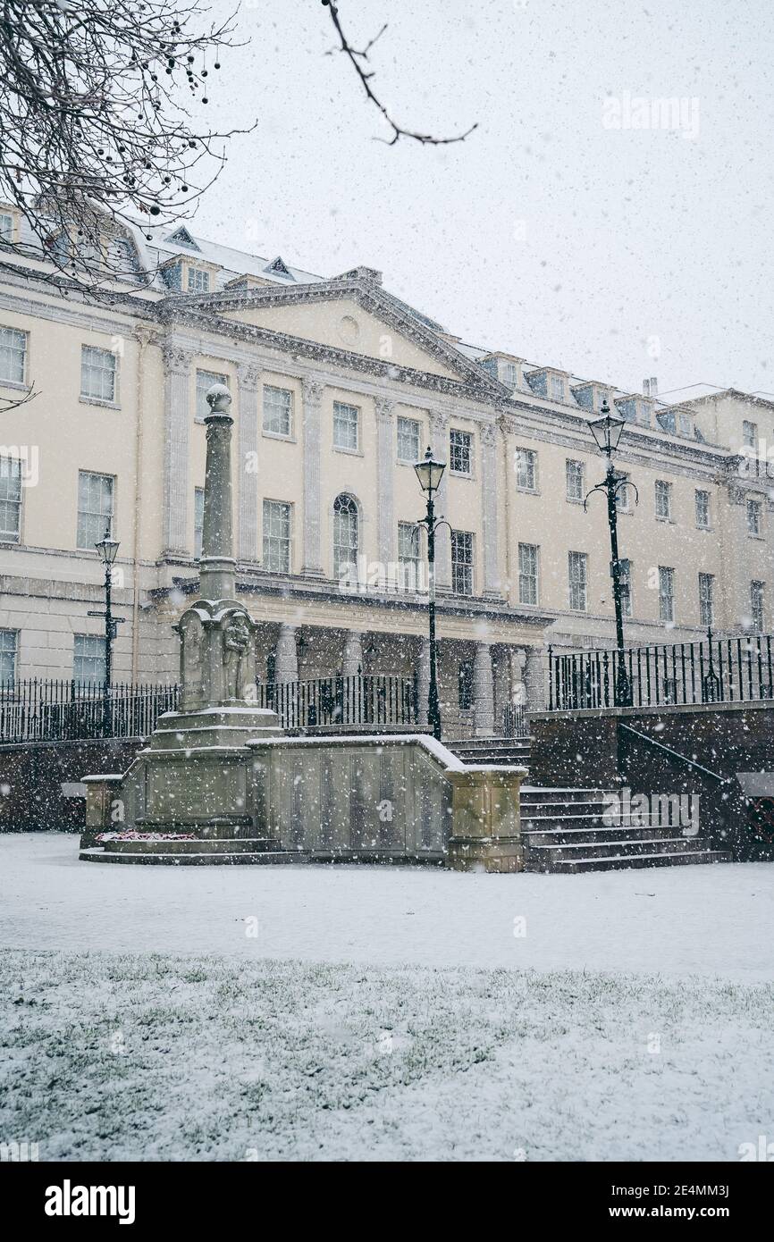 Richmond Upon Thames, Londra | UK - 2021.01.24: Beautiful West London Embankment coperto di neve il freddo Domenica mattina Foto Stock