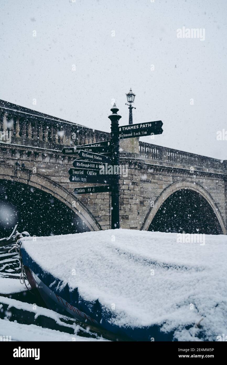 Richmond Upon Thames, Londra | UK - 2021.01.24: Avvistamento stradale coperto di neve il freddo Domenica mattina Foto Stock