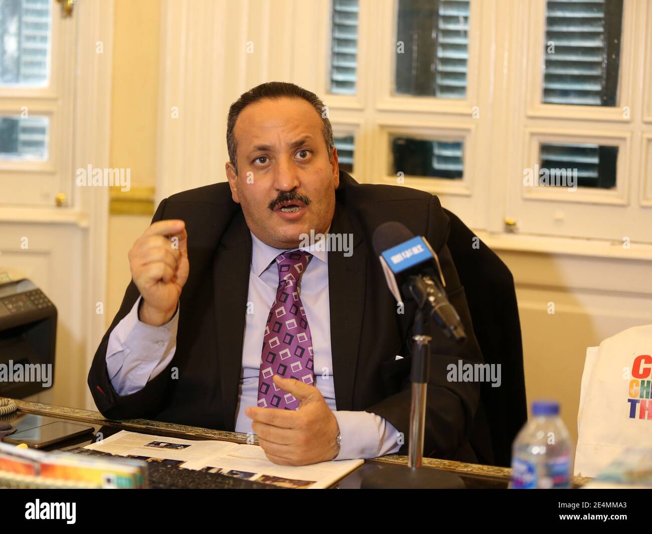 Cairo, Egitto. 20 gennaio 2021. Yasser Othman, direttore generale della Grande Biblioteca pubblica del Cairo (GCPL), parla durante un'intervista con Xinhua al Cairo, Egitto, il 20 gennaio 2021. GCPL serve come memoria storica per la capitale egiziana in particolare e l'Egitto in generale e una cronaca che conserva l'identità nazionale, ha detto Yasser Othman in una recente intervista con Xinhua. PER ANDARE CON 'Intervista: Biblioteca Grande del Cairo serve come cronaca storica della capitale dell'Egitto: direttore' credito: Mohamed Asad/Xinhua/Alamy Live News Foto Stock