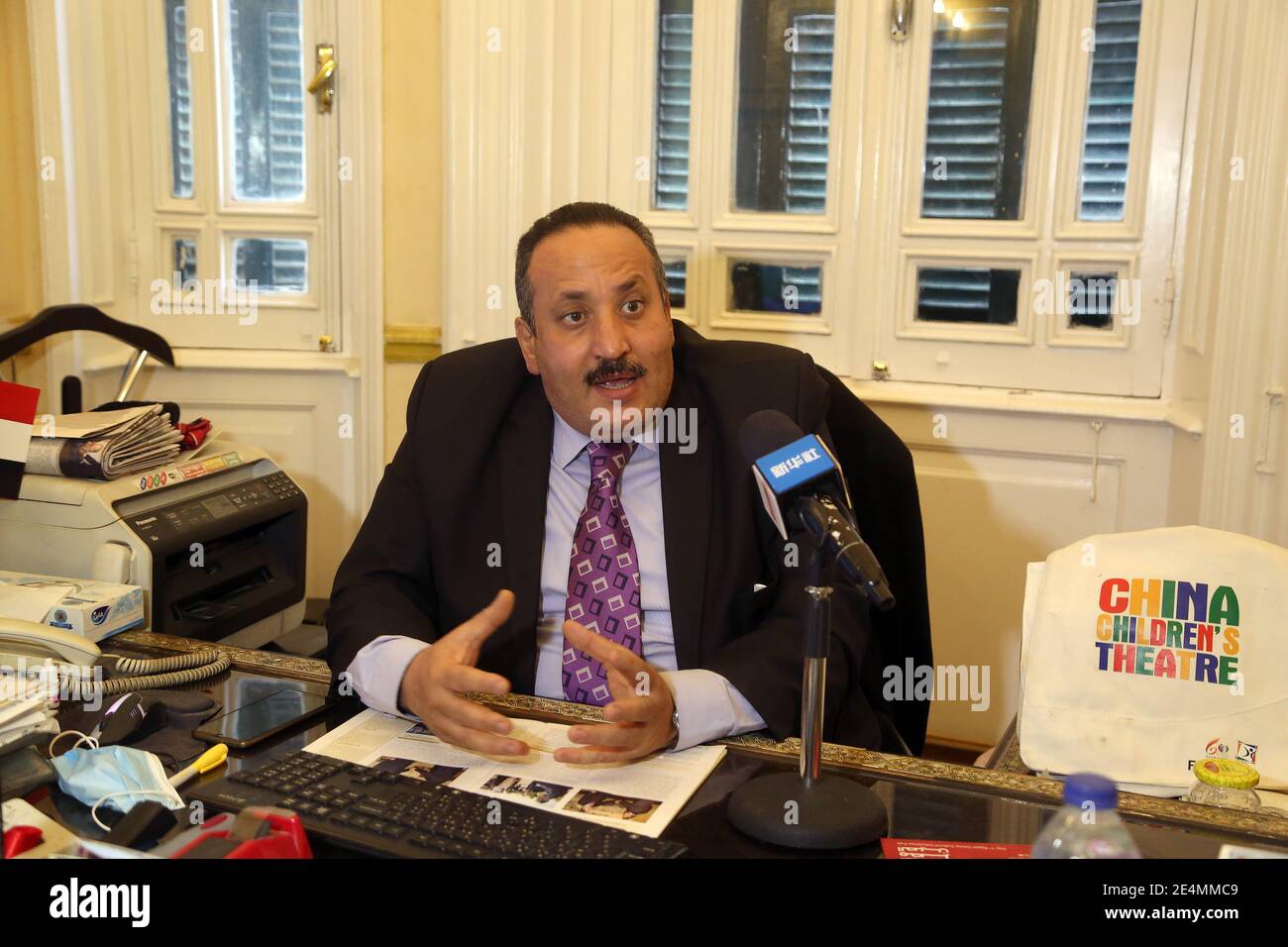 Cairo, Egitto. 20 gennaio 2021. Yasser Othman, direttore generale della Grande Biblioteca pubblica del Cairo (GCPL), parla durante un'intervista con Xinhua al Cairo, Egitto, il 20 gennaio 2021. GCPL serve come memoria storica per la capitale egiziana in particolare e l'Egitto in generale e una cronaca che conserva l'identità nazionale, ha detto Yasser Othman in una recente intervista con Xinhua. PER ANDARE CON 'Intervista: Biblioteca Grande del Cairo serve come cronaca storica della capitale dell'Egitto: direttore' credito: Mohamed Asad/Xinhua/Alamy Live News Foto Stock