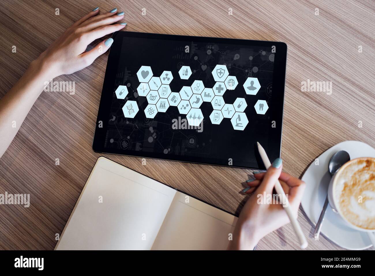 Icone mediche sullo schermo del dispositivo. Concetto di medicina moderna Foto Stock