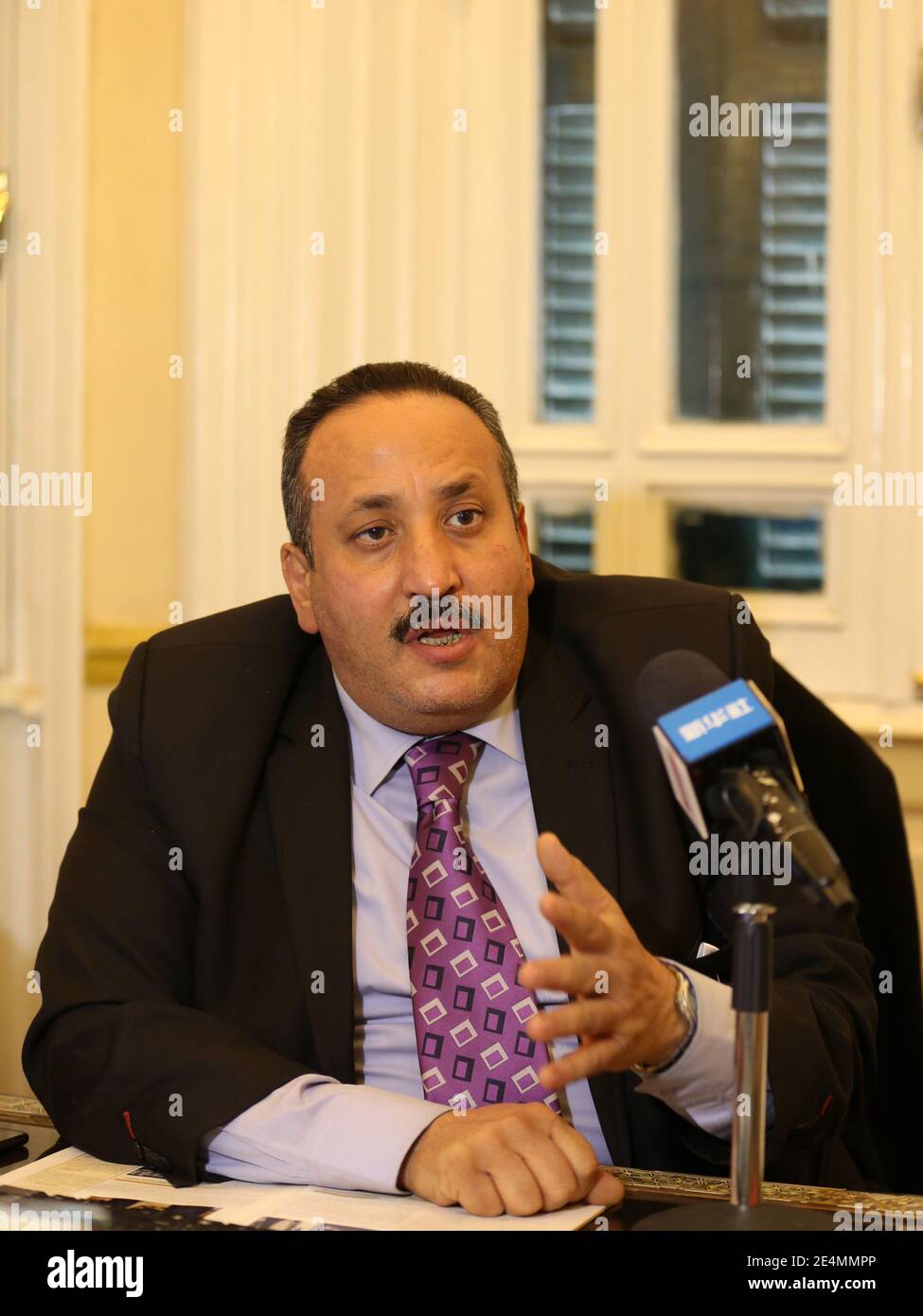 Cairo, Egitto. 20 gennaio 2021. Yasser Othman, direttore generale della Grande Biblioteca pubblica del Cairo (GCPL), parla durante un'intervista con Xinhua al Cairo, Egitto, il 20 gennaio 2021. GCPL serve come memoria storica per la capitale egiziana in particolare e l'Egitto in generale e una cronaca che conserva l'identità nazionale, ha detto Yasser Othman in una recente intervista con Xinhua. PER ANDARE CON 'Intervista: Biblioteca Grande del Cairo serve come cronaca storica della capitale dell'Egitto: direttore' credito: Mohamed Asad/Xinhua/Alamy Live News Foto Stock