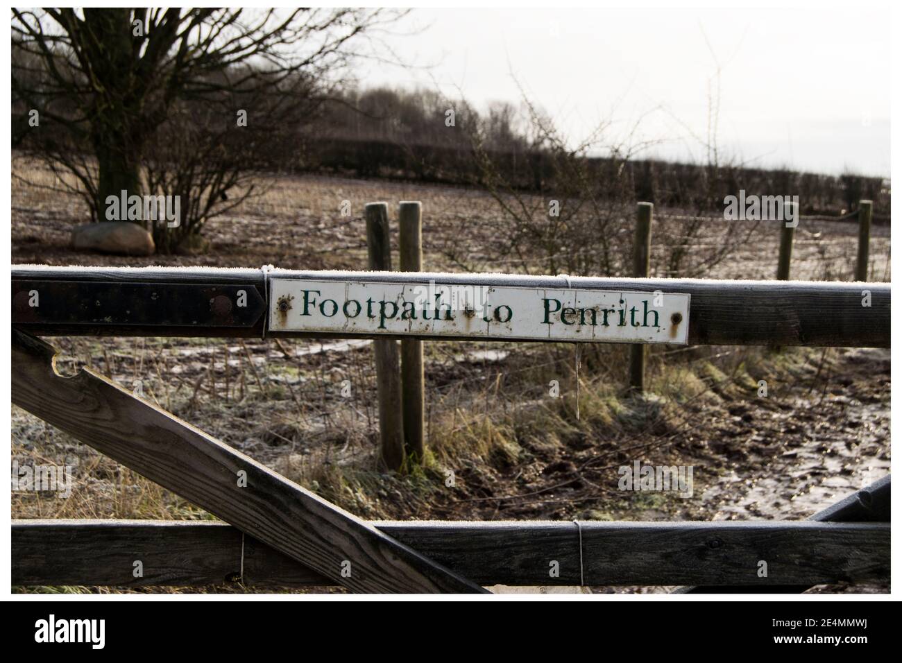 Sentiero per Penrith segno su un cancello a cinque bar Foto Stock