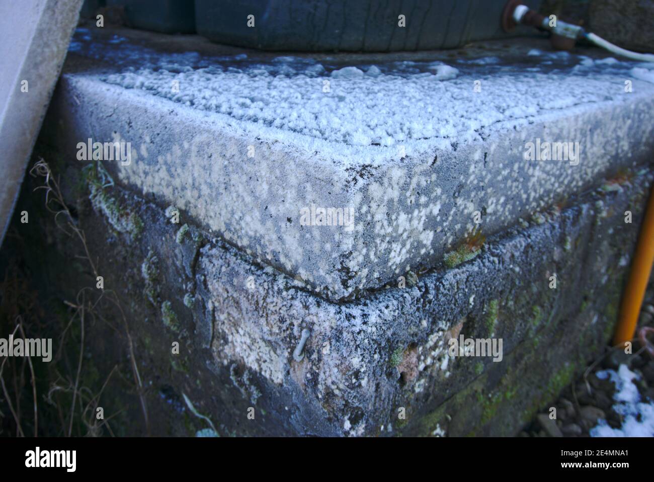 Primo piano di gelo su una base di pietra. Foto Stock