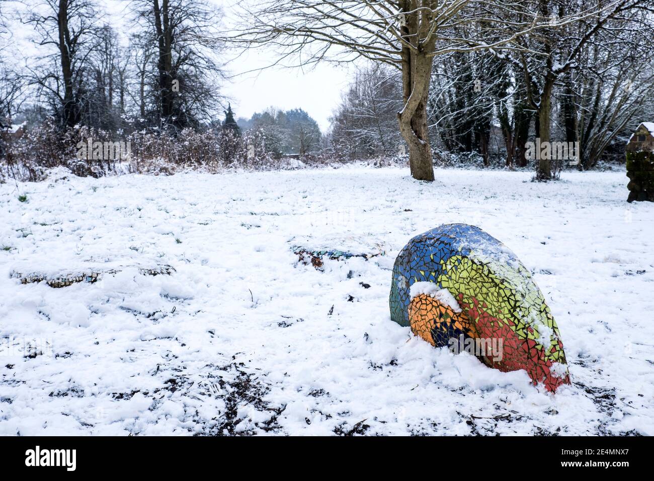 Una scultura a mosaico sul verde Millenium, Bugbrooke, nella neve Foto Stock