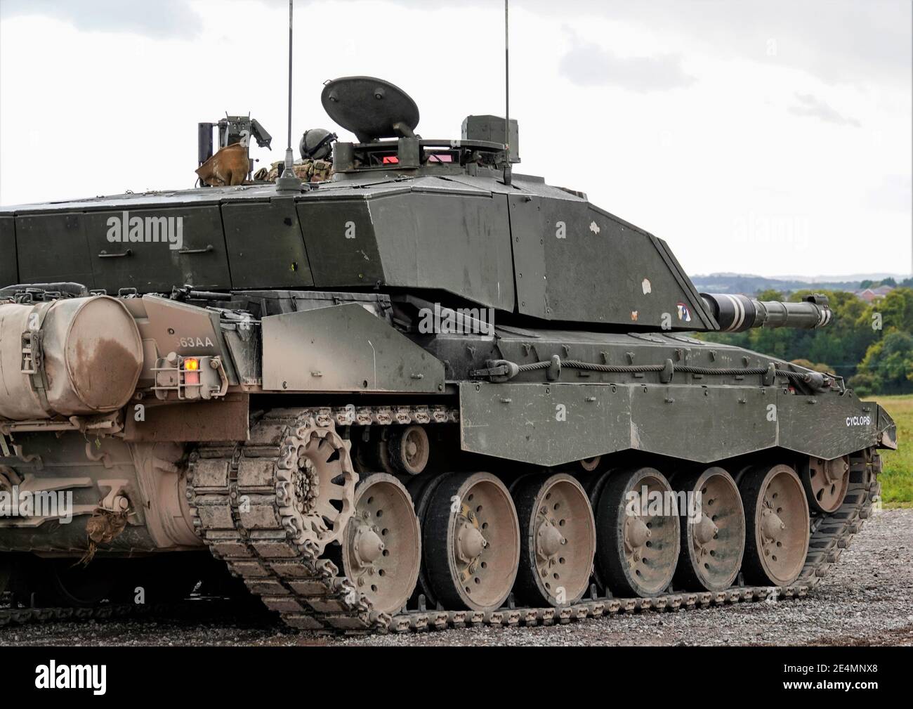 Il carro armato principale di battaglia Challenger 2 dell'esercito britannico dimostra la potenza di fuoco sul campo di addestramento militare di Salisbury Plain, Wiltshire Foto Stock