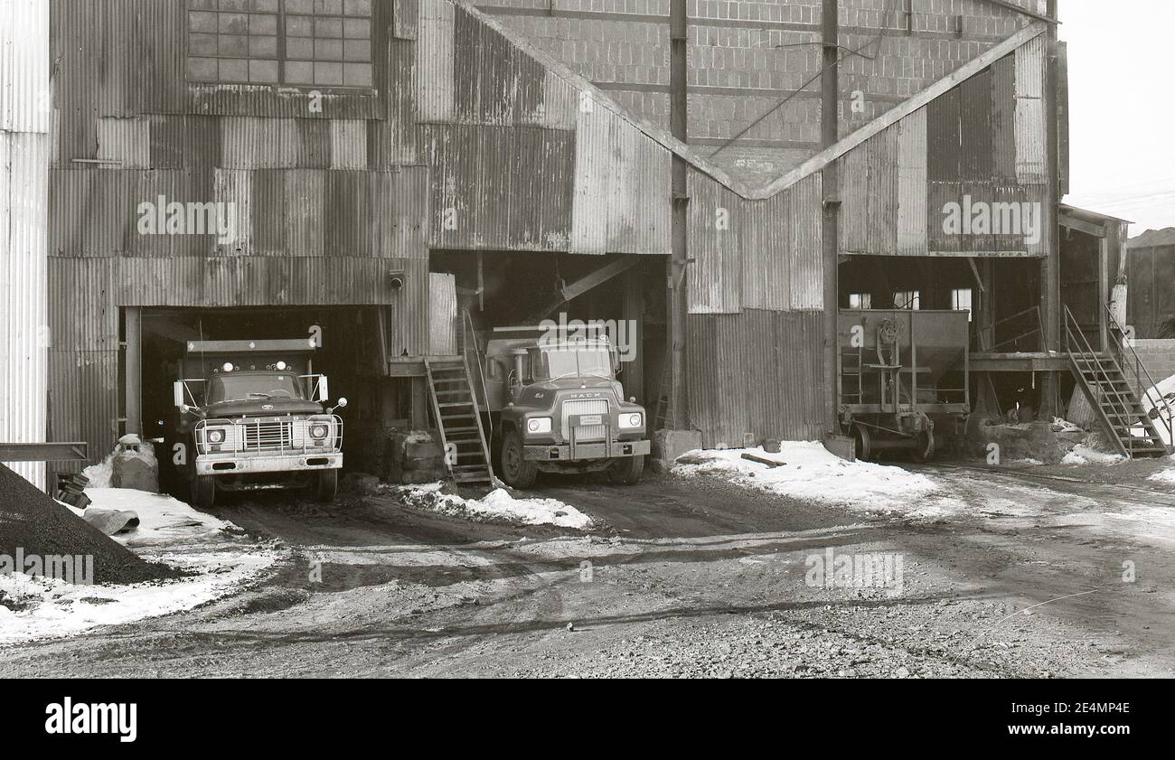 Questa immagine mostra i camion (MACK) che caricano con carbone di antracite al PA di Olyphant. Demolitore del carbone Gen.7,1971 Foto Stock