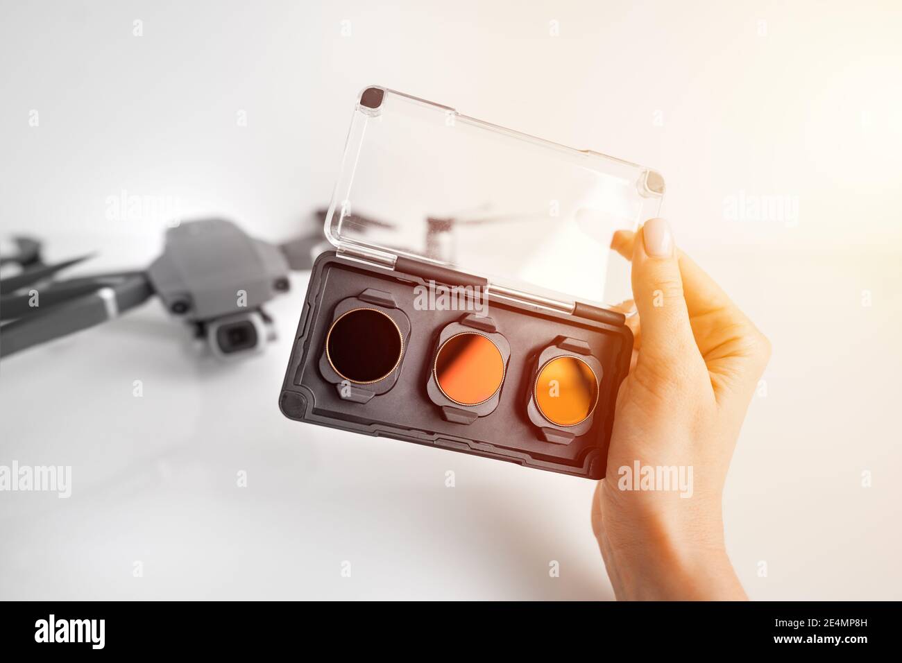 Set di filtri ND e filtri polarizzanti per drone da donna. Filtri per la telecamera drone. Foto Stock