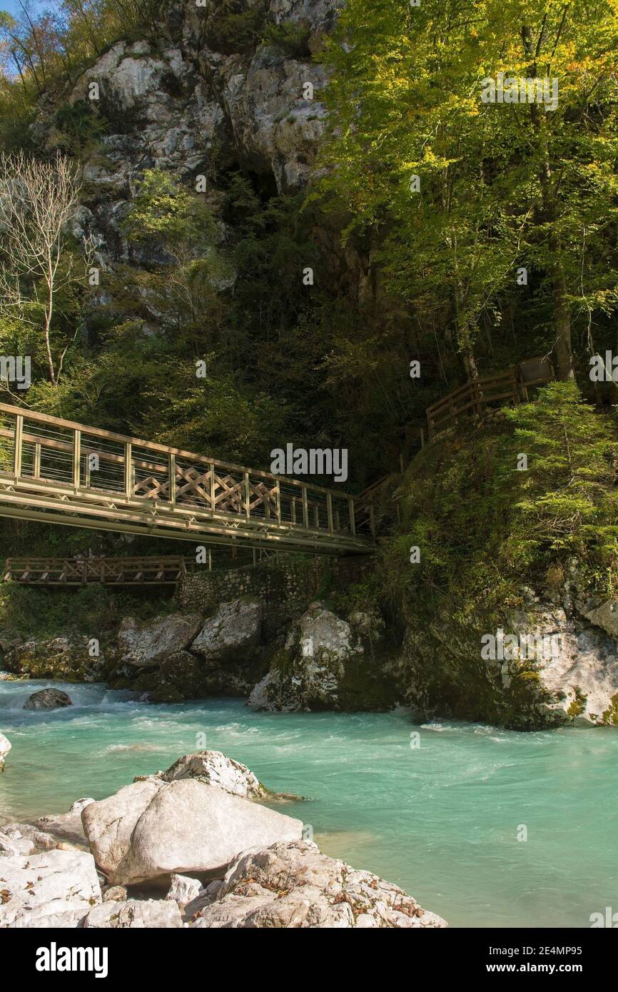 Il Ponte del Diavolo inferiore attraversa il fiume Tolminka che scorre attraverso la Gola di Tolmin nel Parco Nazionale del Triglav, nella Slovenia nord occidentale Foto Stock