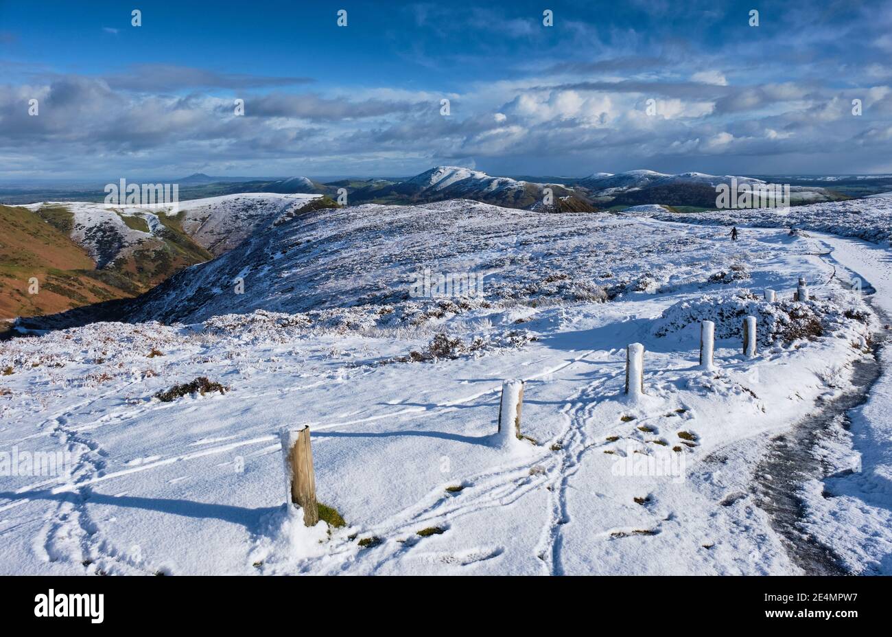 Il Lawley, Caer Caradoc, Hope Bowdler Hill nella neve visto dal Burway sul Long Mynd, Church Stretton, Shropshire Foto Stock