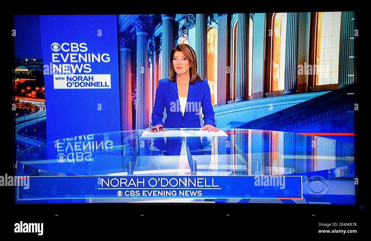 Un'immagine televisiva di una trasmissione delle CBS Evening News con Norah o'Donnell. Foto Stock