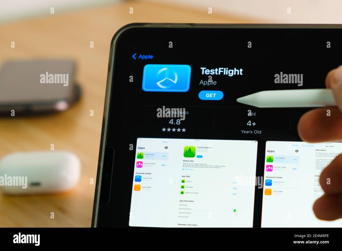 Il logo Test Flight viene visualizzato con una matita di mela sullo schermo del tablet iPad Pro. Uomo che usa l'applicazione sul tablet. Dicembre 2020, San Francisco, Stati Uniti. Foto Stock