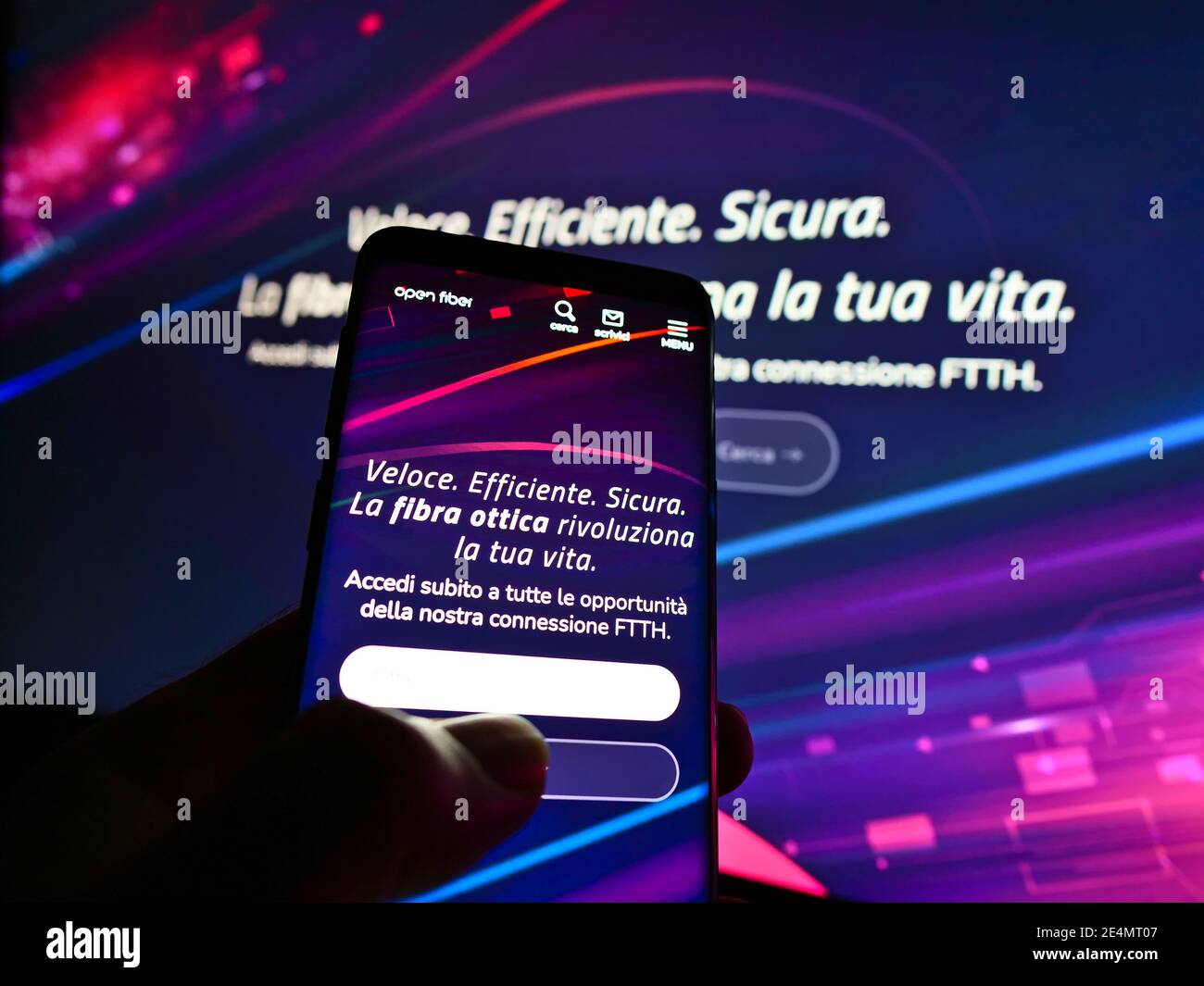 Persona titolare smartphone con sito web e logo della società italiana di  telecomunicazioni Open Fiber Spa in esposizione. Focus sul centro della  schermata del telefono Foto stock - Alamy