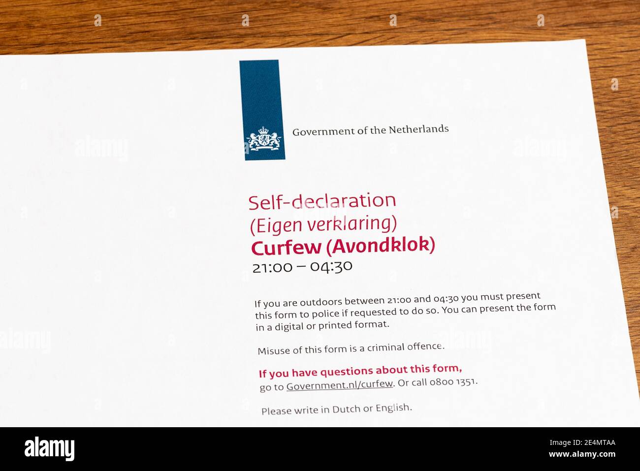 Un modulo di autodichiarazione per il coprifuoco, doveva essere autorizzato ad uscire nei Paesi Bassi tra le ore 21:00 e le ore 4.30:00 dal 23 gennaio 2021 in poi Foto Stock