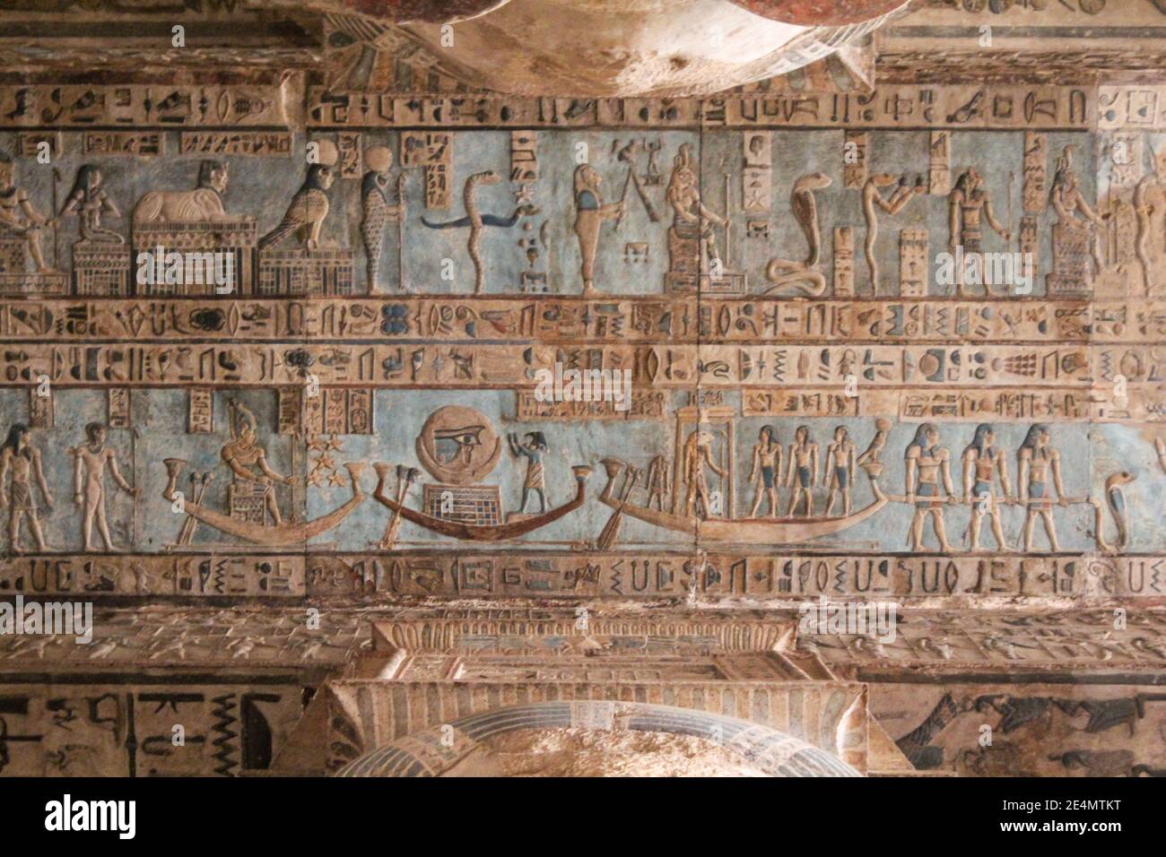 Dipinti di rilievo nella grande sala colonne del tempio Hathor di Dendera, Egitto Foto Stock