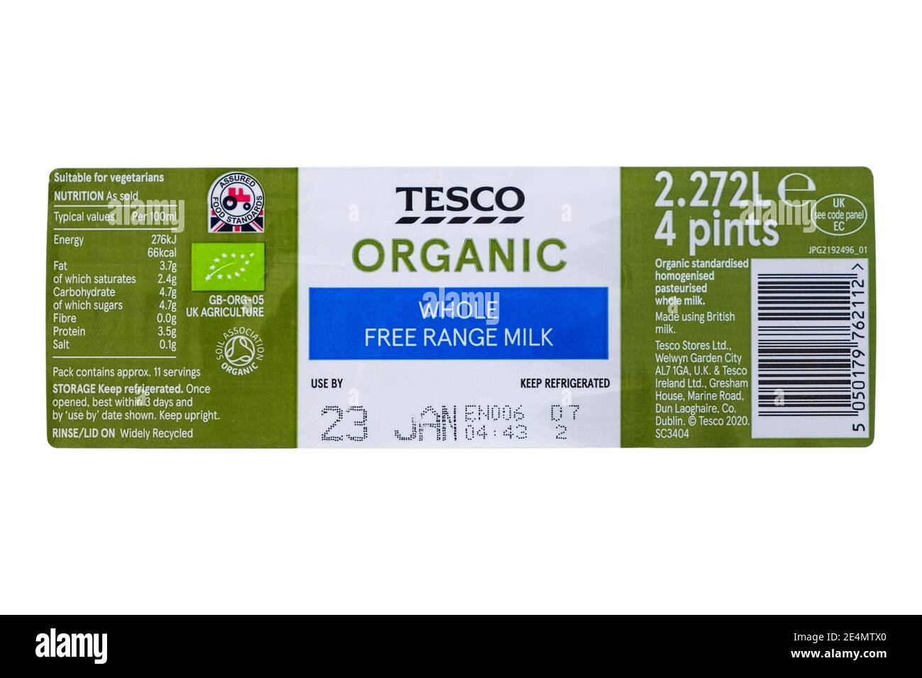 Etichetta Tesco Organic Milk Bottle Food per la gamma gratuita latte intero con informazioni nutrizionali e codice a barre isolato su sfondo trasparente. Regno Unito, Gran Bretagna Foto Stock