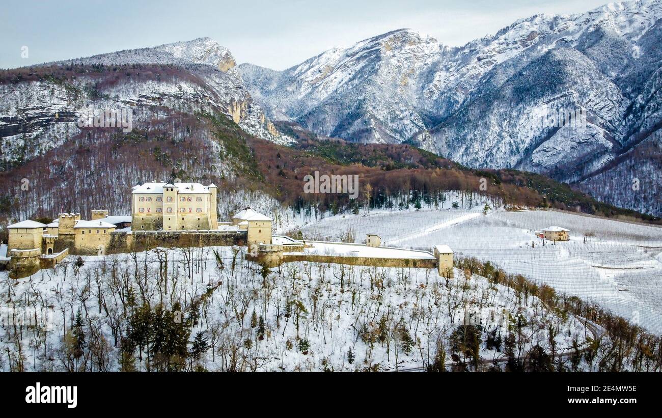 Castello di Thun, Italia, Trentino Alto Adige, Italia settentrionale, Europa. Castello medievale in Italia con giardino e mura difensive. Paesaggio invernale Foto Stock