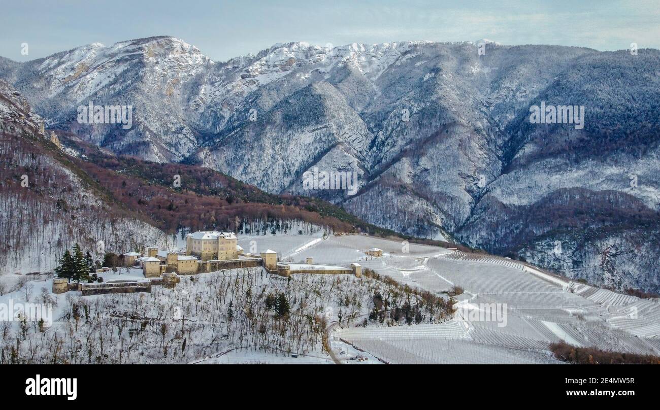 Castello di Thun, Italia, Trentino Alto Adige, Italia settentrionale, Europa. Castello medievale in Italia con giardino e mura difensive. Paesaggio invernale Foto Stock