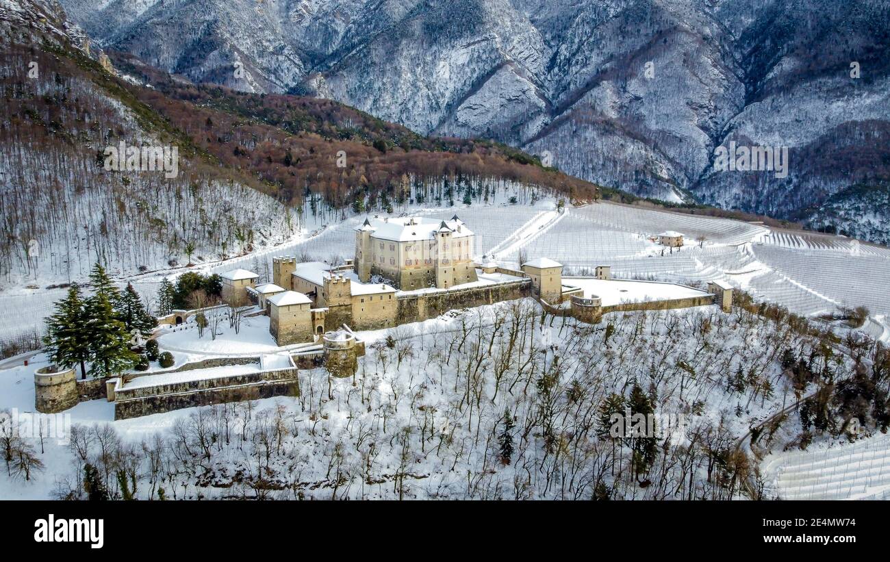 Castello di Thun, Italia, Trentino Alto Adige, Italia settentrionale, Europa. Castello medievale in Italia con giardino e mura difensive. Paesaggio invernale Foto Stock