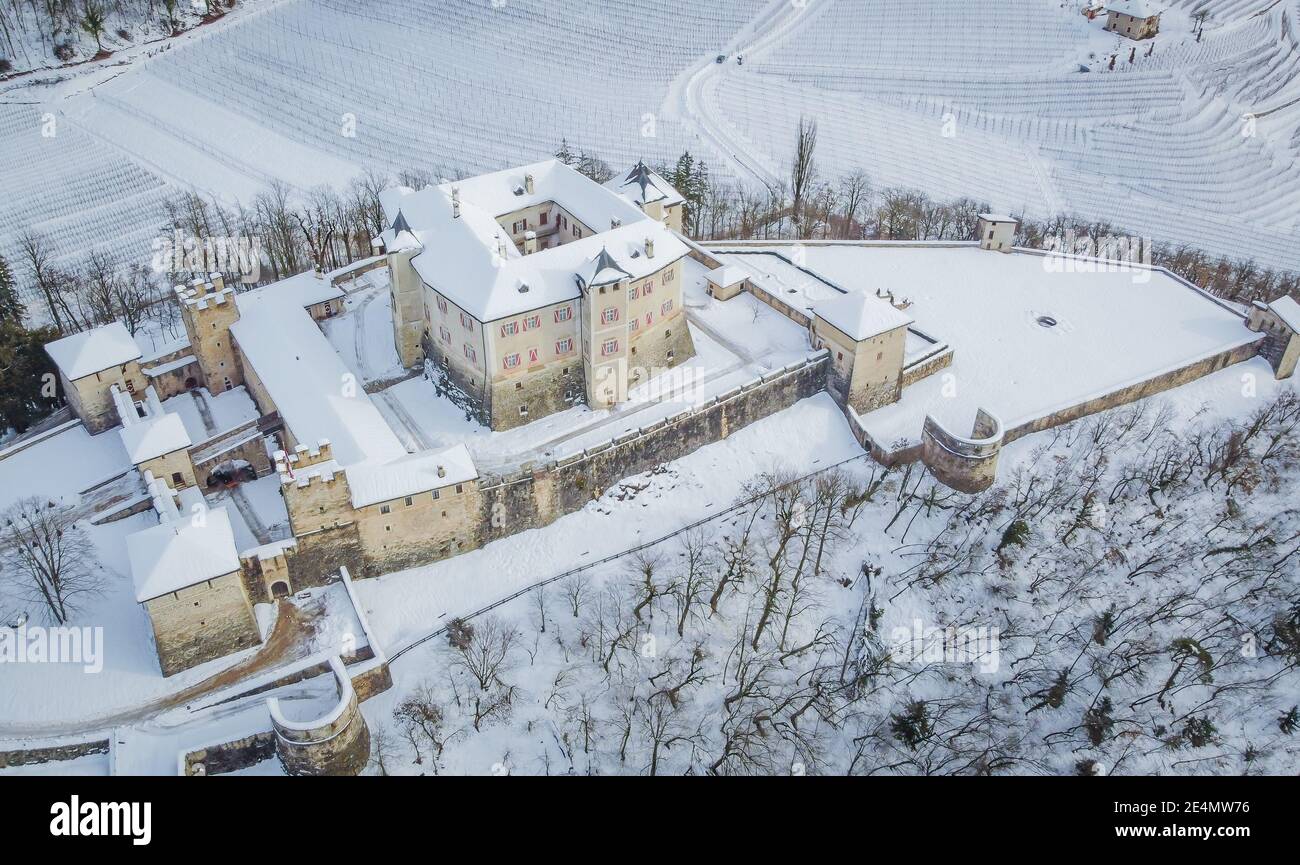 Castello di Thun, Italia, Trentino Alto Adige, Italia settentrionale, Europa. Castello medievale in Italia con giardino e mura difensive. Paesaggio invernale Foto Stock
