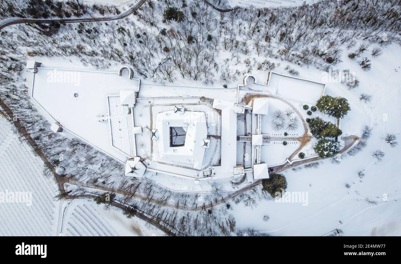 Castello di Thun, Italia, Trentino Alto Adige, Italia settentrionale, Europa. Castello medievale in Italia con giardino e mura difensive. Paesaggio invernale Foto Stock