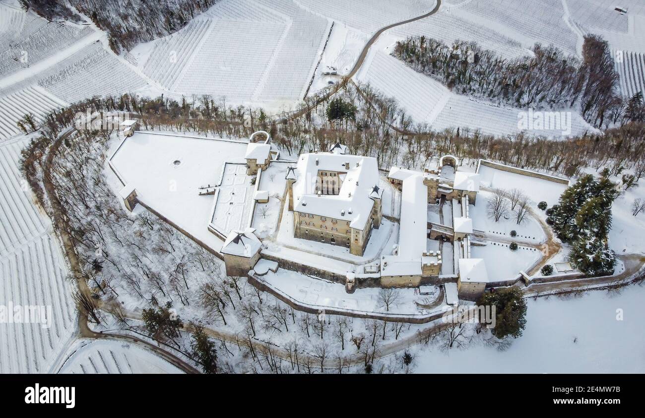 Castello di Thun, Italia, Trentino Alto Adige, Italia settentrionale, Europa. Castello medievale in Italia con giardino e mura difensive. Paesaggio invernale Foto Stock