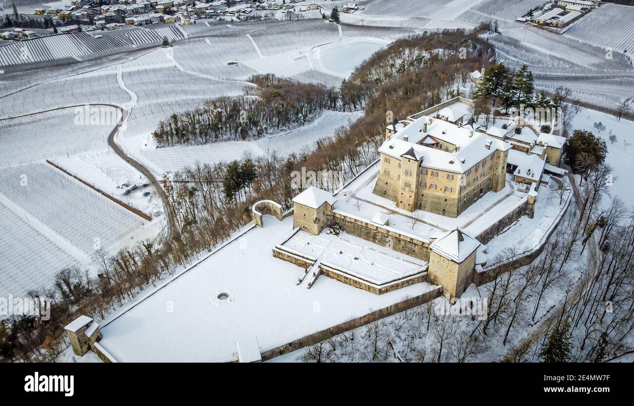 Castello di Thun, Italia, Trentino Alto Adige, Italia settentrionale, Europa. Castello medievale in Italia con giardino e mura difensive. Paesaggio invernale Foto Stock