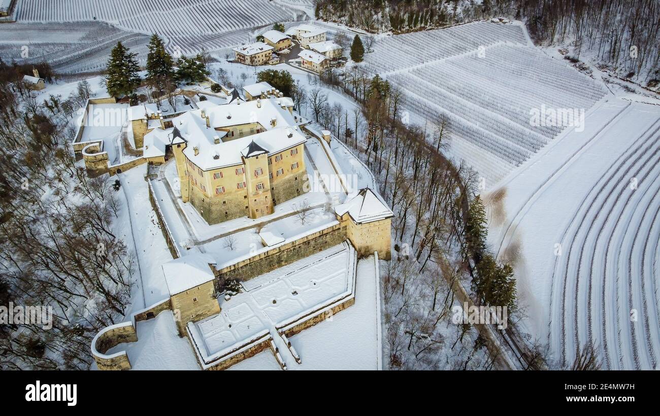 Castello di Thun, Italia, Trentino Alto Adige, Italia settentrionale, Europa. Castello medievale in Italia con giardino e mura difensive. Paesaggio invernale Foto Stock