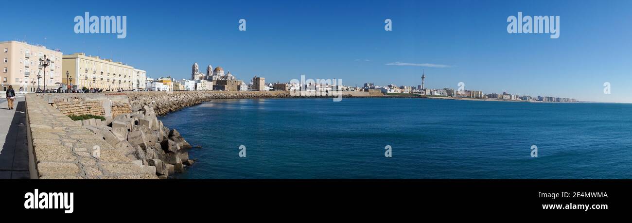 Cadice, Spagna - 16 gennaio 2021: Panorama del centro storico di Cadice Foto Stock