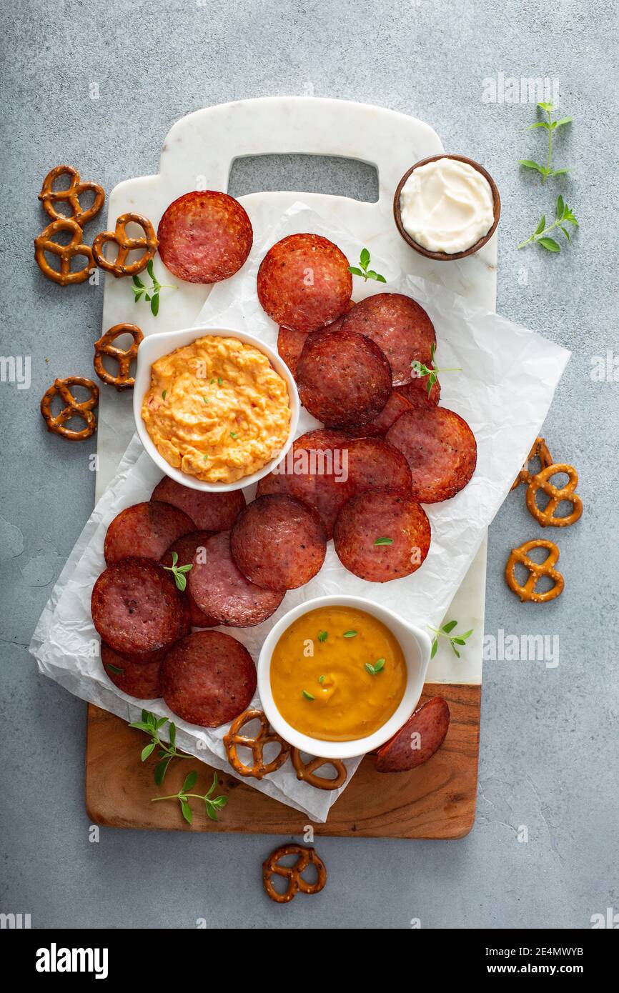 Salumi al forno con salse al formaggio Foto Stock